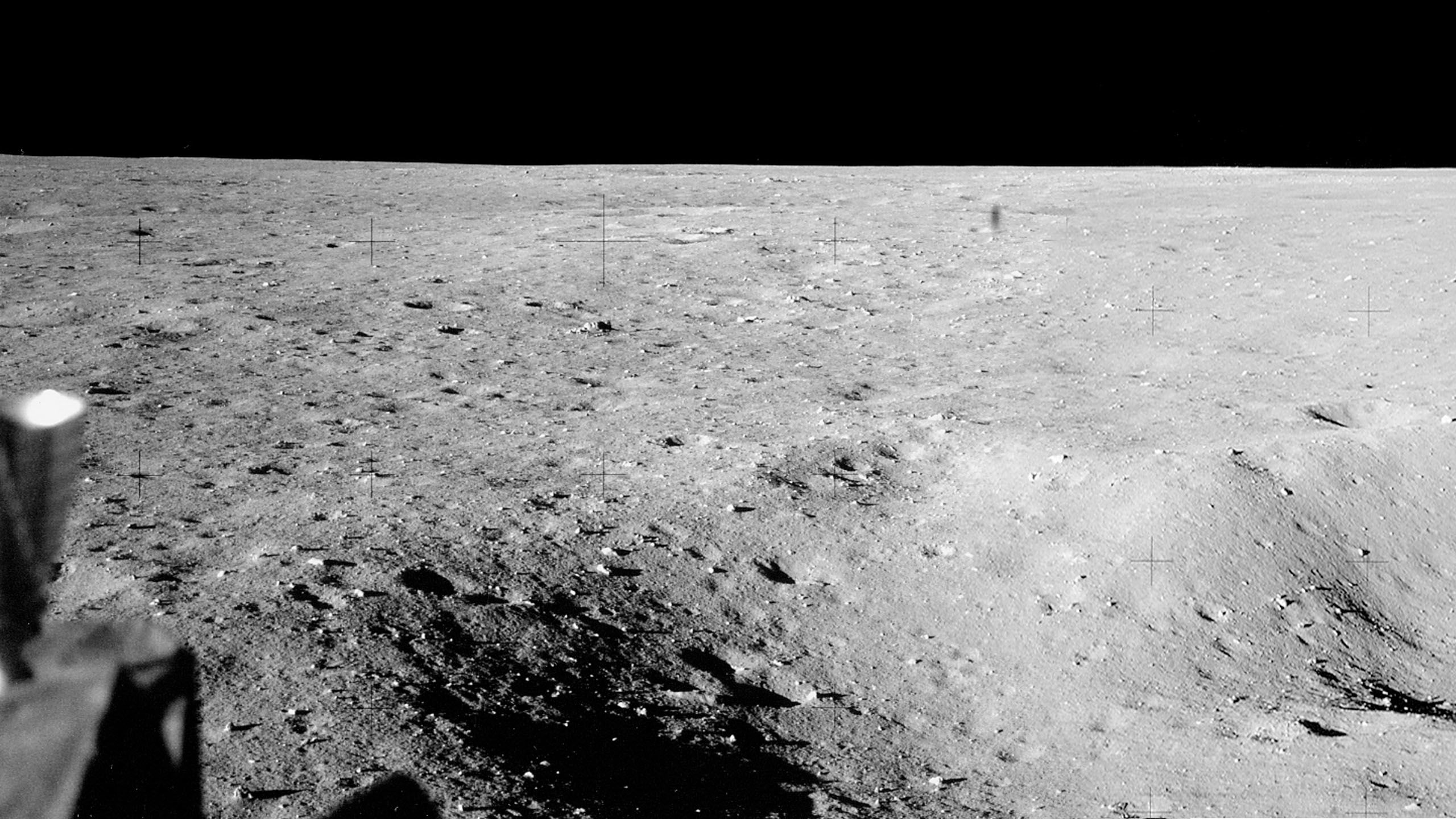 Pas nadat Neil Amstrong en Buzz Aldrin op die maan geland het, is dit wat Amstrong by sy venster uit gesien het