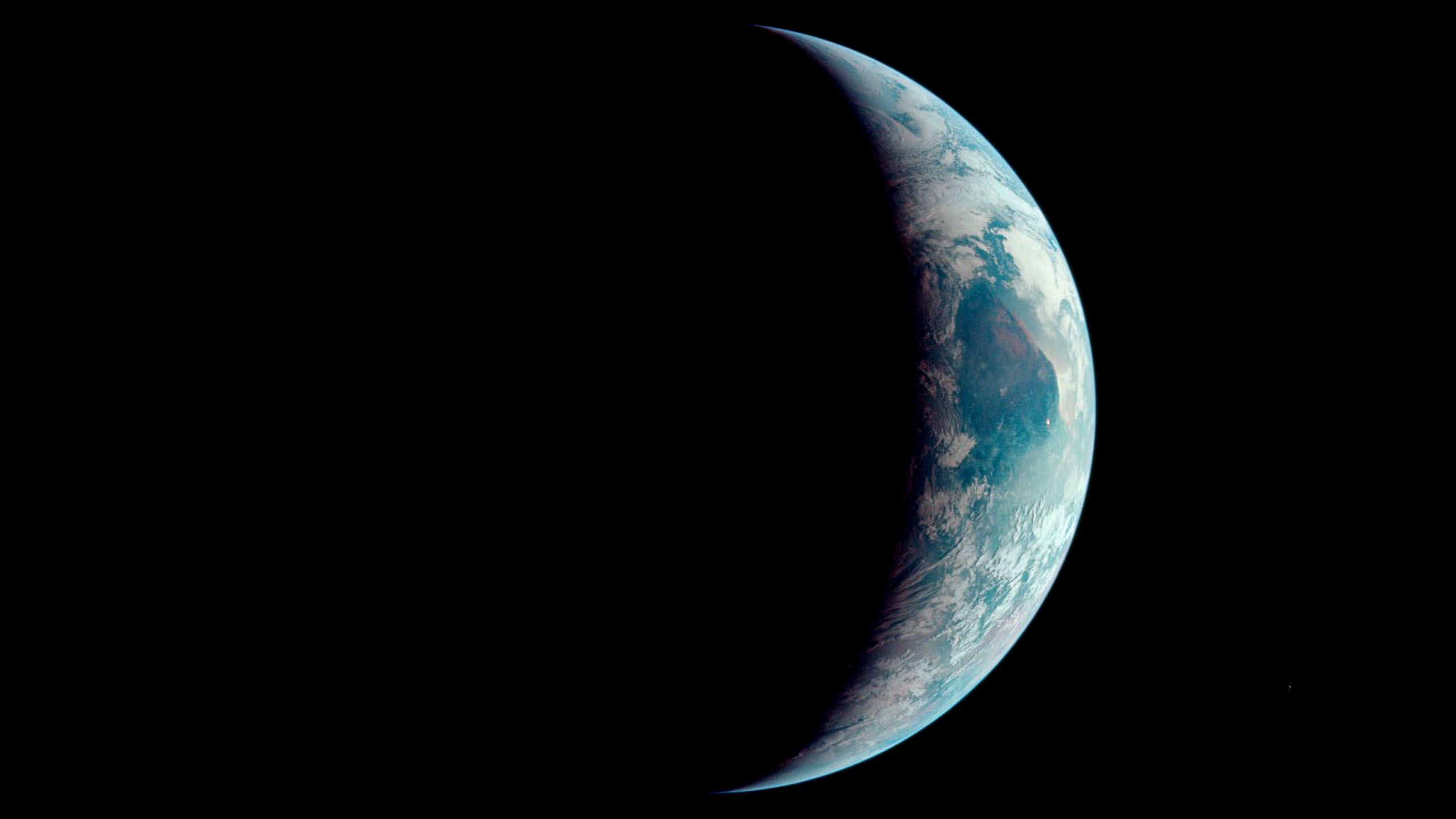 Op pad terug na die Aarde het die bemanning van Apollo 11 dié foto van die sekel-Aarde geneem.  